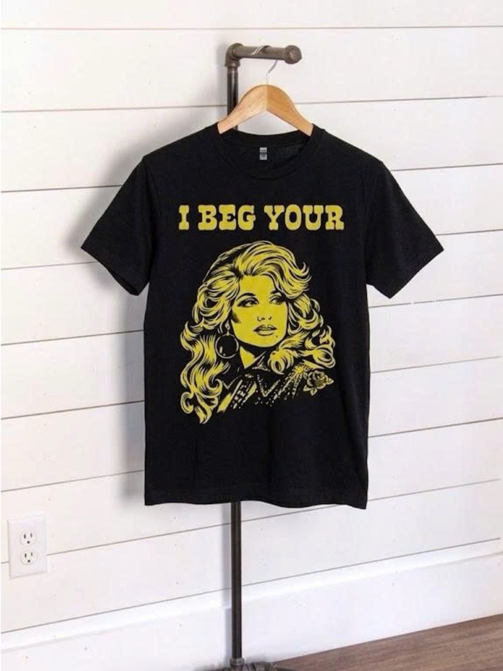 Dolly Parton | Beg Your Parton Black Graphic T-shirt Unisex